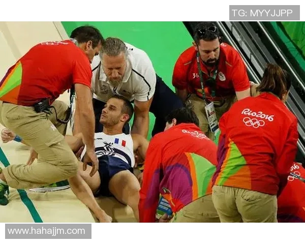 足球场意外跌落球星瞬间引热议现场救援画面曝光全程回放